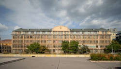 Továrna Koh-i-Noor Waldes ve Vršovicích; CC BY-SA 4.0