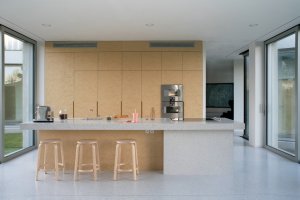 Uvnitř jsou materiály jednoduché, ale ušlechtilé - v kuchyni dýha a teraco. (Vila za Prahou, Nacházel architekti)