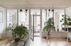 Dům pro umělce v Londýně navrhlo studio Apparata. Umožňuje obyvatelům měnit dispozice bytů, podporuje komunitní život a představuje model flexibilního a sociálně udržitelného bydlení.