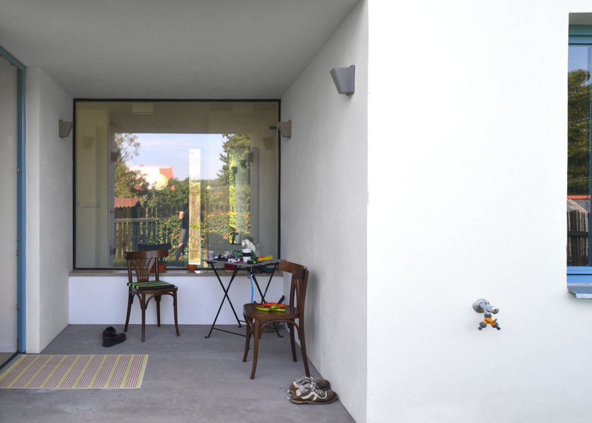 Pohle na krytou venkovní terasu (Rodinný dům v Mníšku pod Brdy, 3+1 architekt)