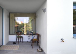 Pohle na krytou venkovní terasu (Rodinný dům v Mníšku pod Brdy, 3+1 architekt)