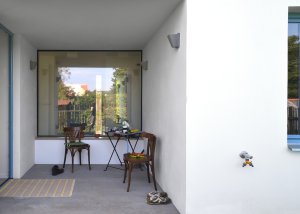 Pohle na krytou venkovní terasu (Rodinný dům v Mníšku pod Brdy, 3+1 architekt)