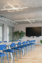 S motivem křižovatky pracovali architekti jako s ornamentem – objevuje se na obkladech stěn, nálepkách na vypínačích i svítidlech. (Kanceláře Pudis; studio COSMO)