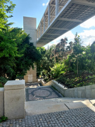 Lávka v Litomyšli od EHL & KOUMAR ARCHITEKTI: Průchod pod lávkou mezi zelení