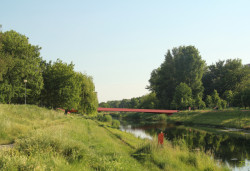 Studia Peer a AXXI navrhla lávky na slovenské sídliště Petržalka obohacující veřejný prostor