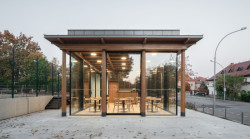 Architekti se svým návrhem snažili ctít výrazový charakter první republiky a proto využili klasických architektonických prvků jako je sokl, sloupový řád a překlad s římsou.