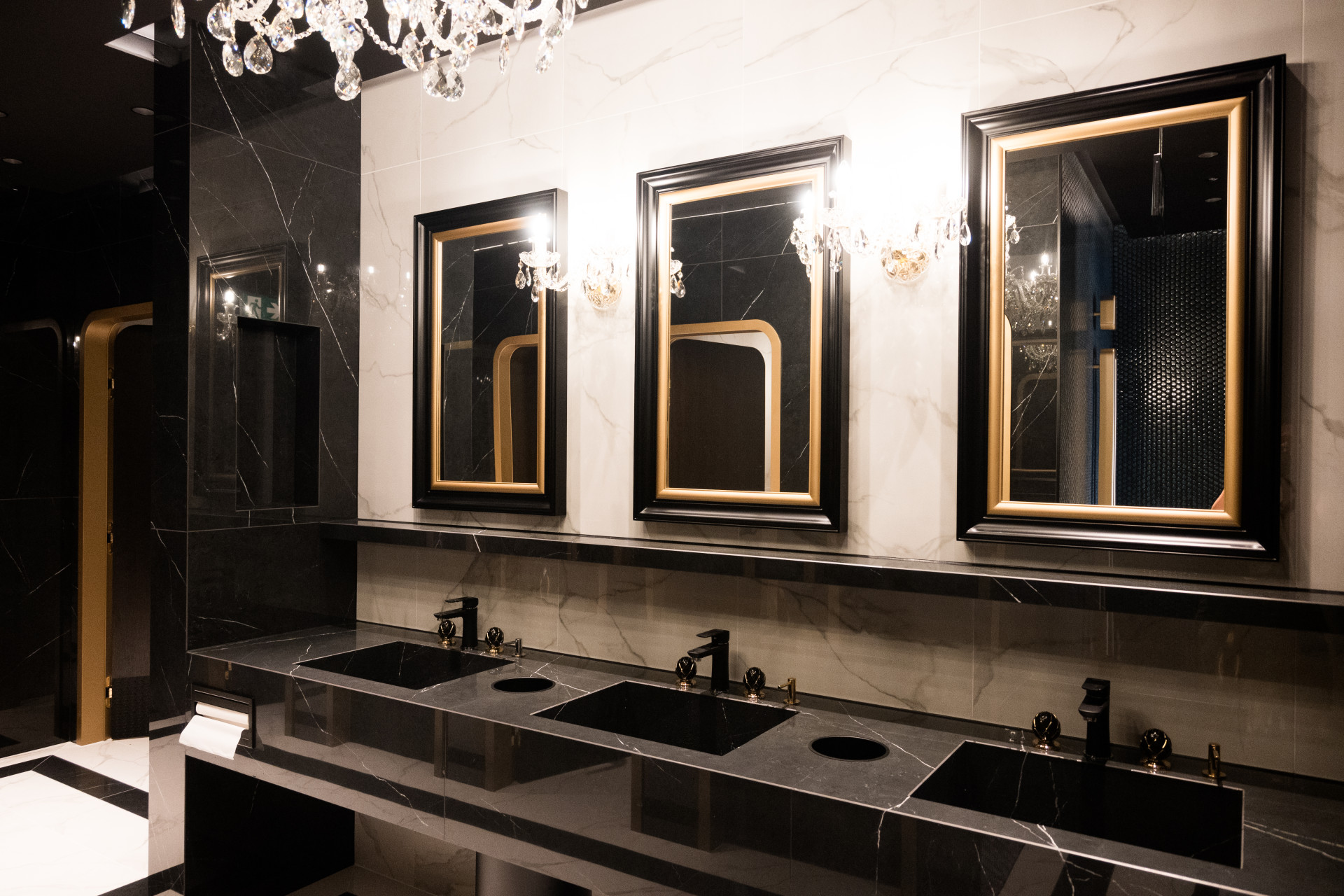 Neuniknete mu ani na toaletách.