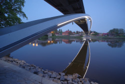 Oblouky jsou osvětleny LED světly.