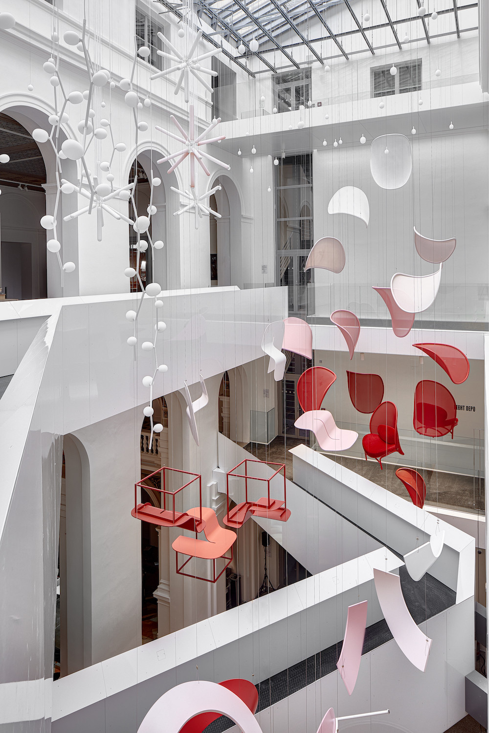 Výstava Lightness představuje dílo dvojnásobné grand designérky Lucie Koldové