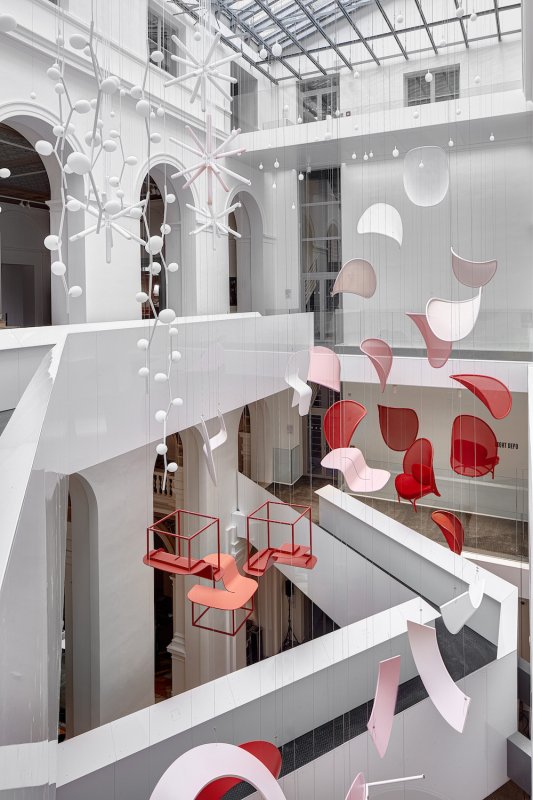 Výstava Lightness představuje dílo dvojnásobné grand designérky Lucie Koldové