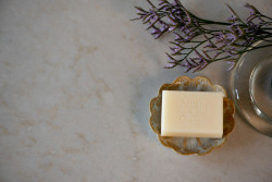 Technistone přichází s pěti novými designy tvrzeného kamene v kolekci La Natura - na obrázku design Taj Mahal Gold 