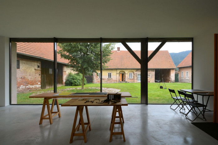 under-construction architects, Ateliér zasunutý do stodoly – foto