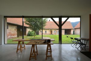 under-construction architects, Ateliér zasunutý do stodoly – foto
