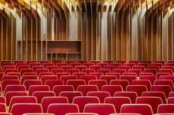 Po roce 1989 přišla snaha „kulturáky“ komerčně využít. Dosti sporná: „Vznikaly různé agentury, výrobny videoklipu, půjčovny porno-kazet, pořadatelské firmy. Často zakládané spíše podnikavci než podnikateli.“ Fotografie KD Krakov.