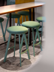 Čalouněné taburety Spot s opěrkou pro nohy od LD Seating. (Bombay Express; Studio archicraft)