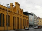 Pohlížím znovu na ©. Je to jinak. Banka je chrám a © prostě jenom …je. Doufám, že se co nevidět vzpamatuje a uvede do provozu ten zmrzačený žlutý fragment Smíchova a trochu nám to tu zpříjemní. Komplex je celkově pojat se snahou přirozené různorodosti ale to je vše. Možná to nebyla ani snaha, ale spíš náhoda a to, co sledujeme jako pokus o různorodost, je jen roztříštěnost. Lávka přes dopravní tepnu nám dost usnadní přechod a jedná se asi o nejzajímavější vstup do obchodního centra z nového parku nad