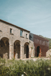 Měděná část přísně navázala na původní stopu a hmotový rozvrh stavby.