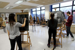 Výuka kresby je nedílnou součástí výuky v prvním ročníku – foto