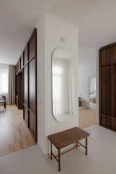 Vestavěný nábytek sjednocuje jednotlivé části interiéru. (Byt Mariánska v Bratislavě, NOIZ architekti)