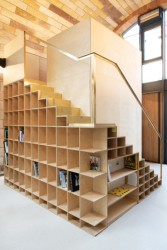 Uvnitř vznikl modul s kuchyní a toaletou.