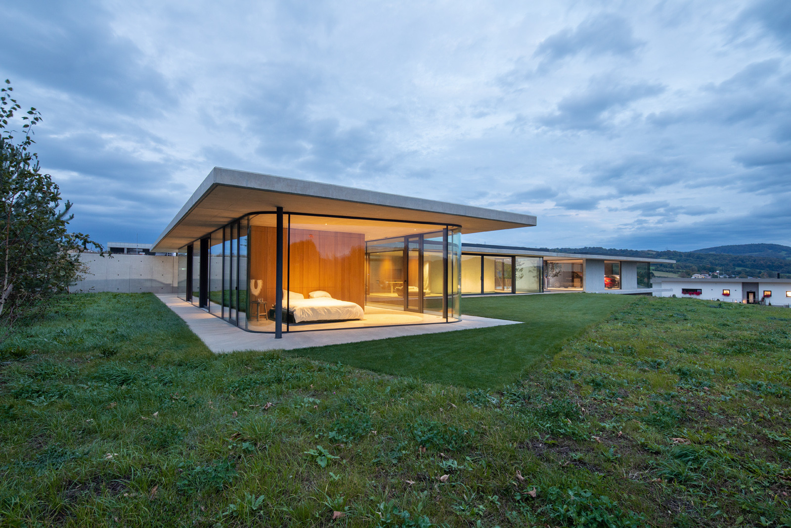 Rodinný dům v Novém Jičíně maximálně využívá propojení mezi exteriérem a interiérem. Na pohledové betony bylo použito bednění PERI MAXIMO.