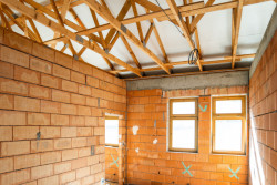 Řád bosých karmelitek proměňuje zemědělský statek v Drastech na své nové sídlo.