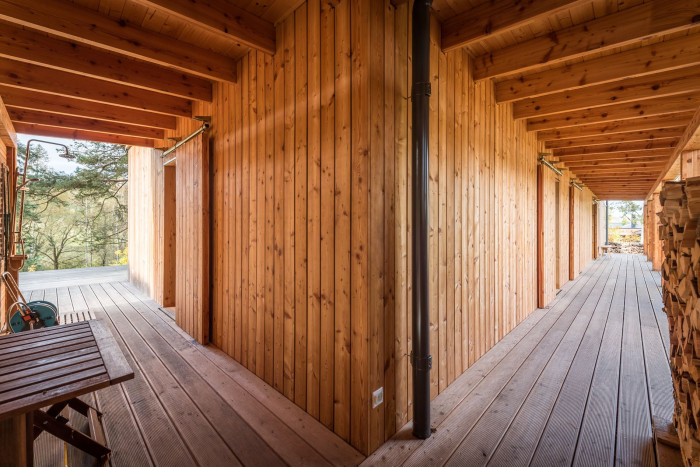 Použití dřeva jako hlavního konstrukčního i pohledového materiálu přináší řadu výhod. (Dřevostavba v severském stylu, Česká Kanada, arch. návrh Labor 13, generální dodavatel VESPER HOMES)