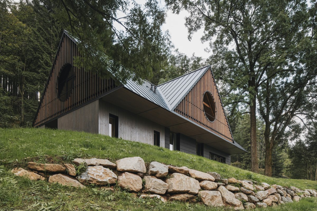 Charakteristické vikýře a výrazná sedlová střecha odkazují na typologii tradičních krkonošských chalup. (Chalupa ve stráni; Mimosa Architekti)