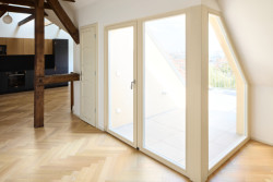 Pohled do podkrovního bytu (Rekonstrukce vily na Vinohradech; Atelier Hajný)