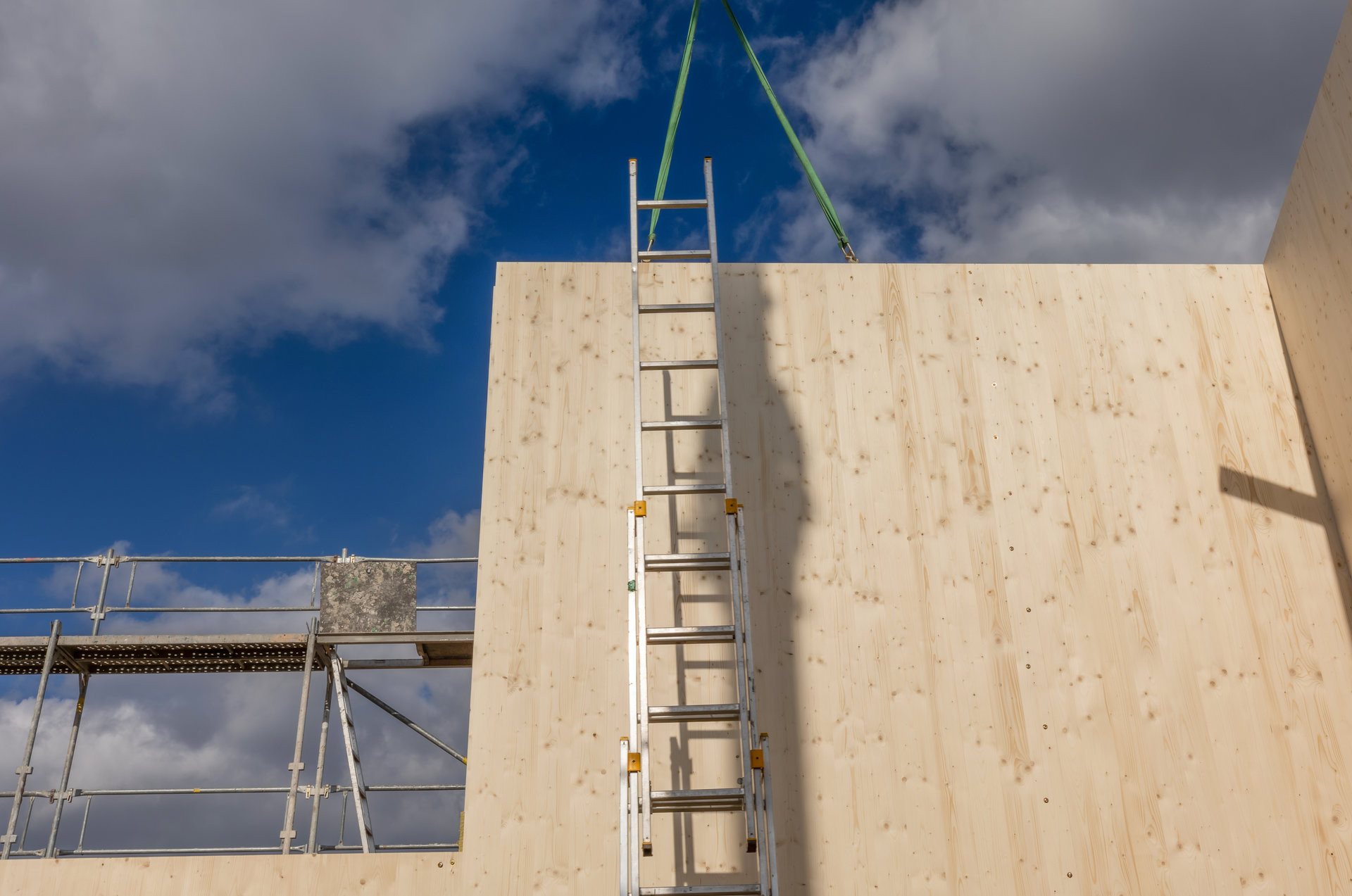 Panely NOVATOP SOLID jsou vyrobené z křížem vrstveného smrkového dřeva (CLT).