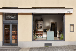 „Rozcestníkový“ dřevěný pult mimo jiné používají i DJs, když v podniku probíhají různé akce. (KRO Vršovice, Neuhasl Hunal)