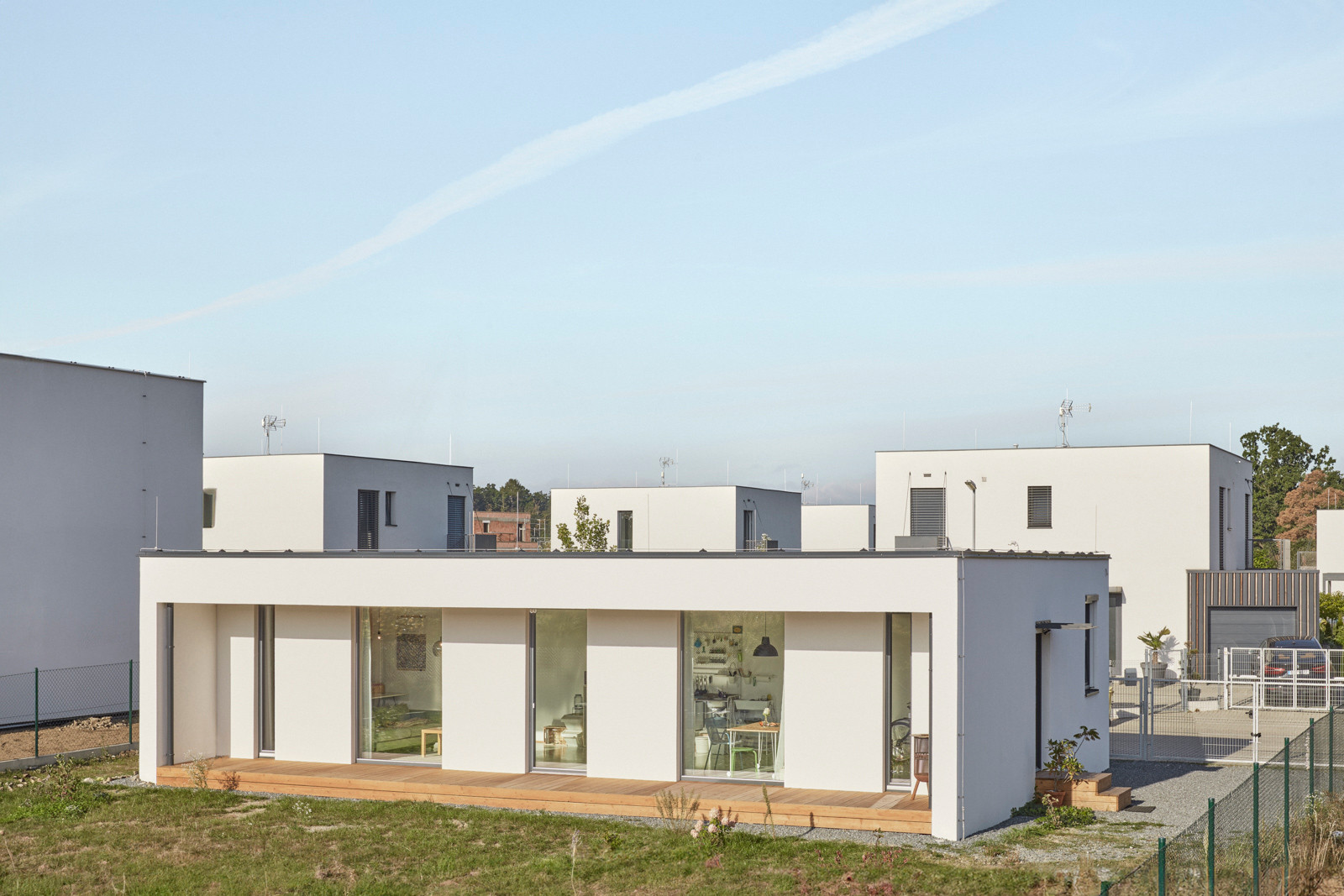 V rozvojovém území v Dobříši platí regulativ: bílé kvádry, tmavá okna (Chytrý dům v Dobříši, 0,5 Studio)