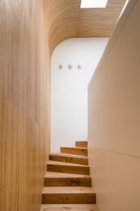 Rekonstrukce interiéru žižkovského mezonetu v Praze od No Architects