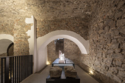 Expozice Skrytý středověk na zámku Bílovec, opus architekti: Kamenné zdivo se v gotických sklepích projevuje ve své autentické materiálové podobě,...