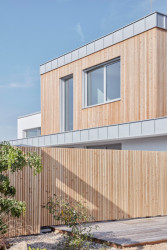 Rodinný dům u Pardubic, 0,5 Studio: Dům se nesnaží být nápadný, přesto vytváří jednoduché a velkorysé gesto reagující na roztržitý kontext satelitu