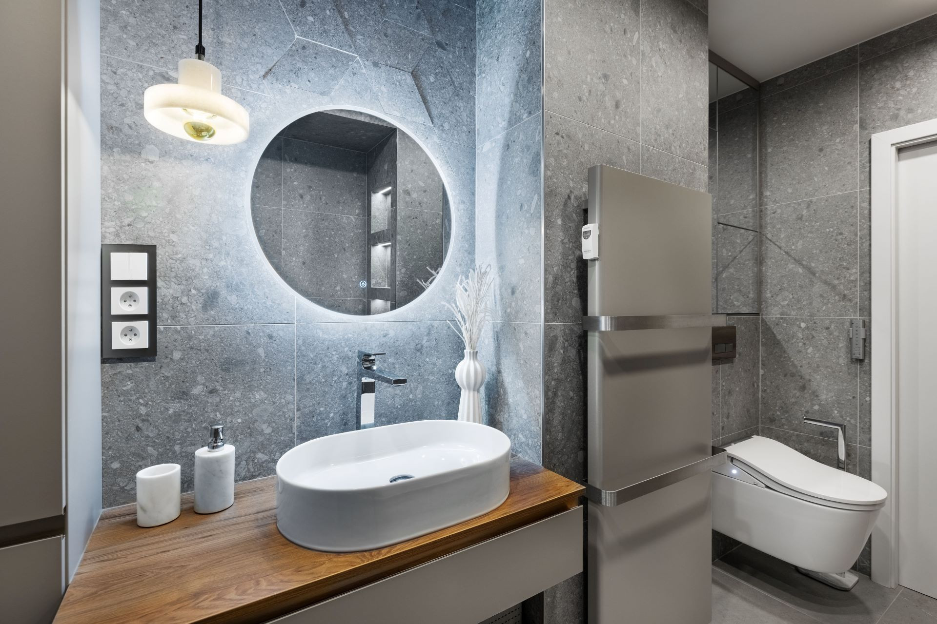 Vypínače a zásuvky DECENTE lze pořídit v celé řadě materiálů.