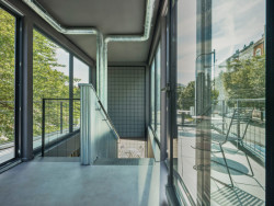 Kavárna Kontejner na Ortenově náměstí od Collarch studia