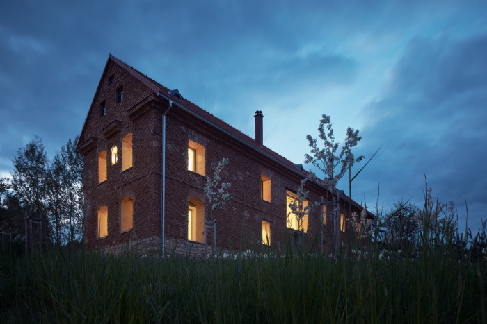 Dům v ruině, ORA/ Jan Hora, Barbora Hora, Jan Veisser