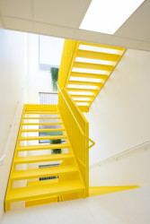 Dominantou interiéru je schodiště inspirované pavilonem EXPO. (ZŠ Jinotaj ve Zlíně)