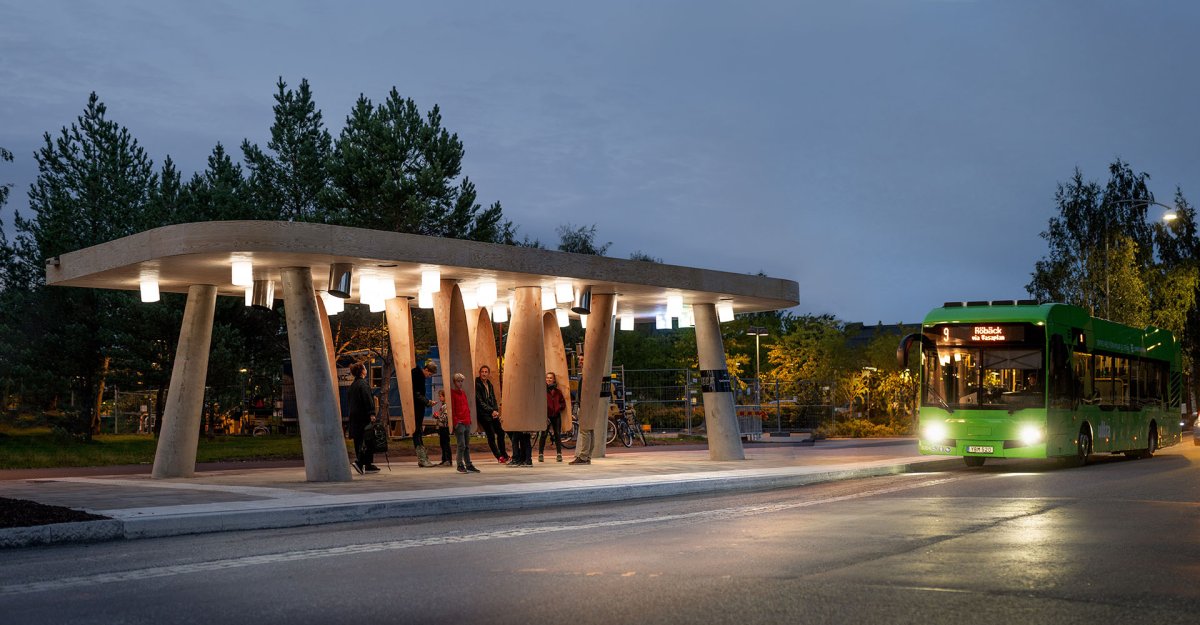 Zastávka upozorňuje cestující na přijíždějící autobus pomocí světla a zvuku. (Autobusová zastávka Umeå Universum, Rombout Frieling lab + RISE)