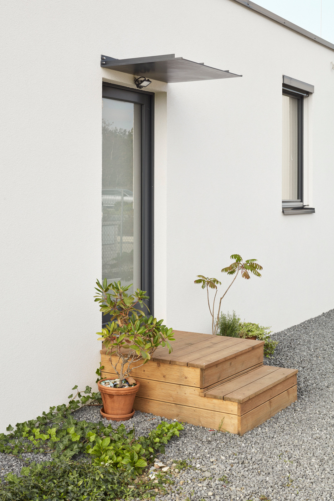 Vstup vede do hlavního prostoru, chodby tu nejsou (Chytrý dům v Dobříši, 0,5 Studio)