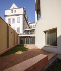 Dům nevystupuje jako kompaktní objem, ale dělí se na menší části, aby na místo vhodně zapadl. (Bytový dům na Malé Straně; architektonický ateliér Ladislava Lábuse)