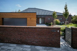 Nízká stavba nevyčnívá.