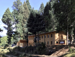 Ubytovna pro studenty, největší dřevostavba, kterou Matěj Vacek navrhl a se svými žáky a kolegy stavěl. 