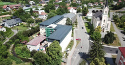 Nástavba základní školy Vidče vyřešila nedostatek prostor pro výuku. Pracuje s kontrastem mezi tmavou současnou vrstvou a původní světlou fasádou z 80. let.