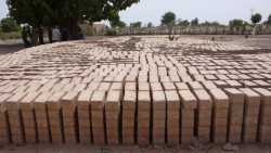 Výroba cihel pro výstavbu domů.