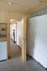 "Dispozičně i konstrukčně se stavba přimyká k původní barokní ohradní zdi, která přímo prochází souborem staveb a její fragmenty se promítají i do interiéru," říkají architekti (Krafferova zahrada v Jindřichově Hradci od matěj šebek architekti a Ateliér Za Mák)