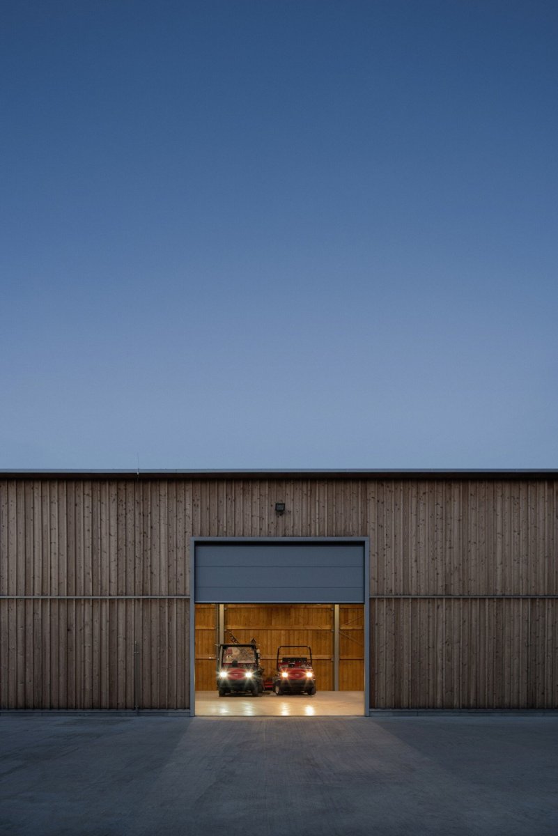 Zázemí údržby golfového rezortu v Ostravici pod Lysou horou od PAPOUSEK & SILHAN ARCHITECTS