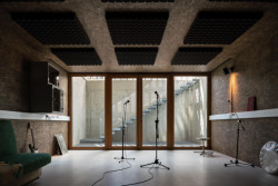 SOKEC v Hrušovanech u Brna, caraa.cz/Atelier KAVA: V suterénu je hudební zkušebna