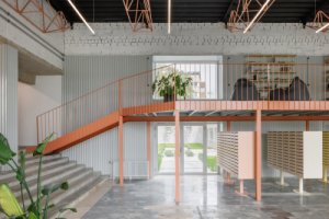 Do vstupní haly je vložené pobytové mezipatro. (Rekonstrukce ubytovny v Košicích; Atrium Architekti)